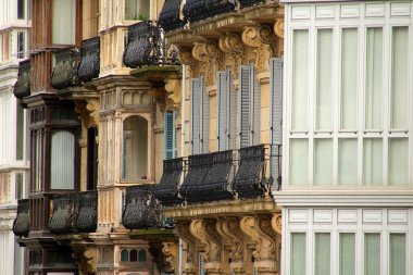 San Sebastian şehir merkezinde şehir manzarası