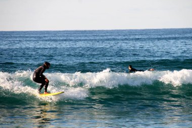 Kış gününde sörf yapmak