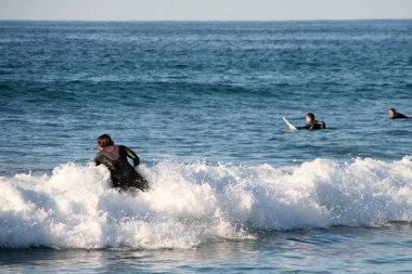 Kış gününde sörf yapmak