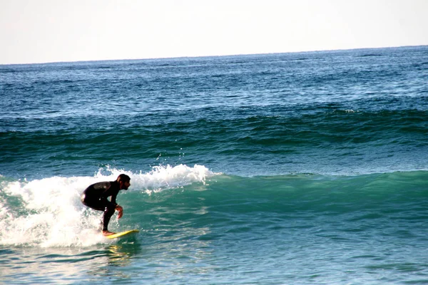 Surfing Zimowy Dzień — Zdjęcie stockowe