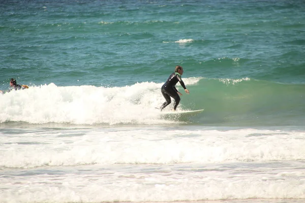 Surfing Zimowy Dzień — Zdjęcie stockowe