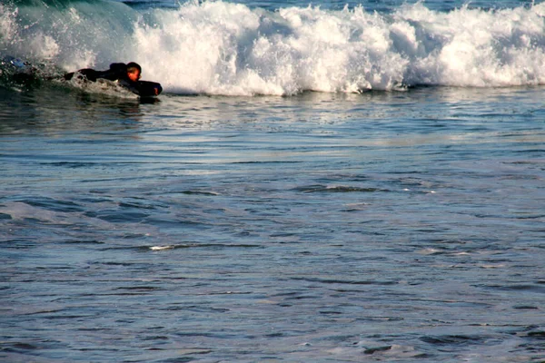 Surfear Día Invierno —  Fotos de Stock