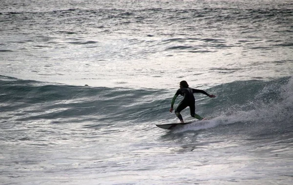 Surfing Zimowy Dzień — Zdjęcie stockowe