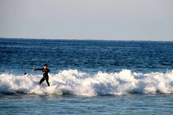 Surfear Día Invierno —  Fotos de Stock