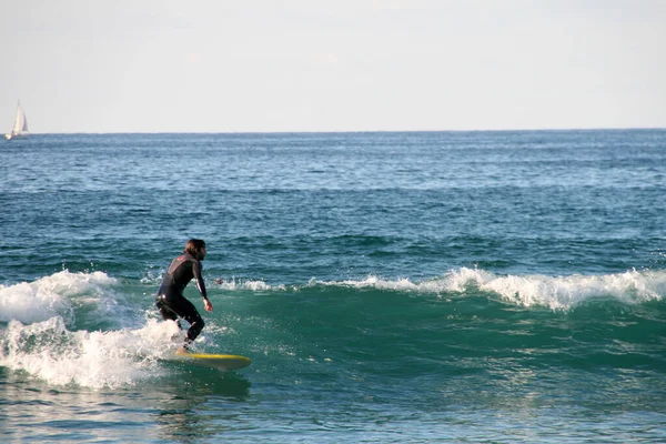 Surfing Zimowy Dzień — Zdjęcie stockowe