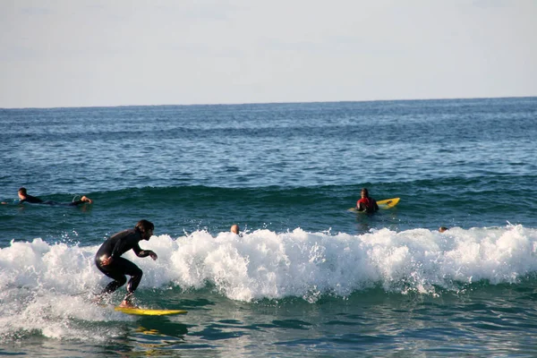 Surfear Día Invierno —  Fotos de Stock
