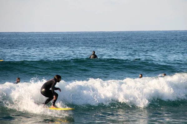 Surfear Día Invierno —  Fotos de Stock