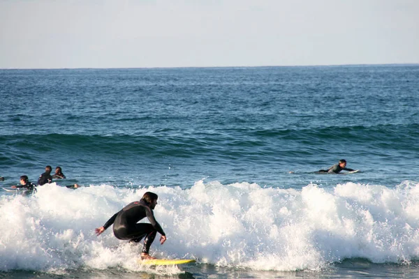 Surfear Día Invierno —  Fotos de Stock