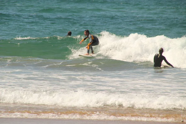 バスク地方の海岸でサーフィン — ストック写真