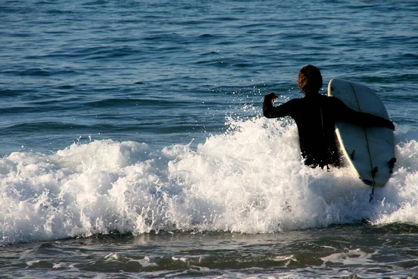 在巴斯克地区的海岸冲浪 — 图库照片