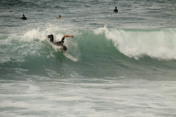 Surfing Στις Ακτές Της Χώρας Των Βάσκων — Φωτογραφία Αρχείου