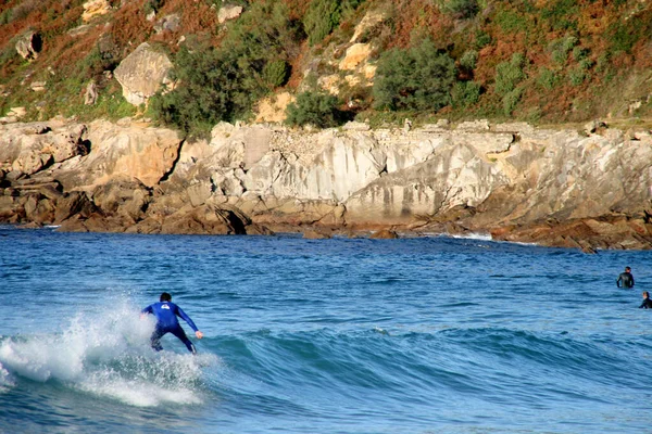 Surfing Στις Ακτές Της Χώρας Των Βάσκων — Φωτογραφία Αρχείου