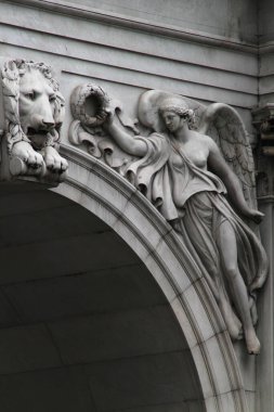 Londra şehir merkezinde bir bina.