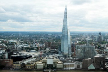 Londra şehir merkezinde bir bina.