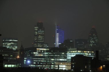 Londra şehir merkezinde bir bina.