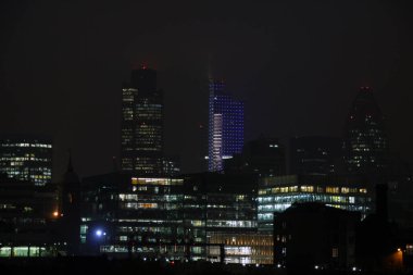 Londra şehir merkezinde bir bina.