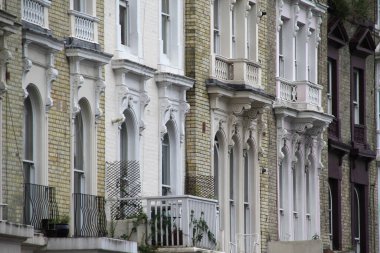 Londra şehir merkezinde bir bina.