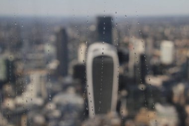 Londra şehir merkezinde bir bina.