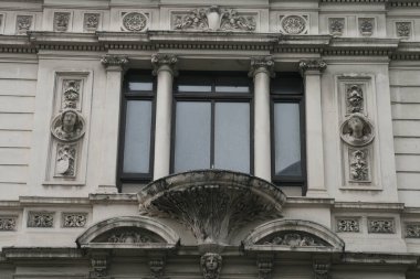 Londra şehir merkezinde bir bina.