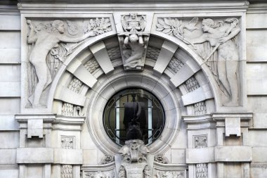 Londra şehir merkezinde bir bina.