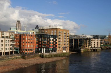 Londra şehir merkezinde bir bina.