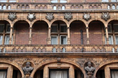 Londra şehir merkezinde bir bina.