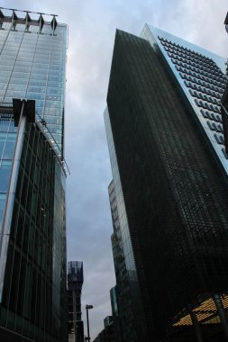 Londra şehir merkezinde bir bina.