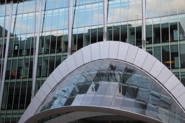 Londra şehir merkezinde bir bina.