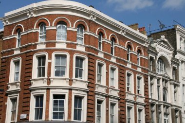 Londra şehir merkezinde bir bina.