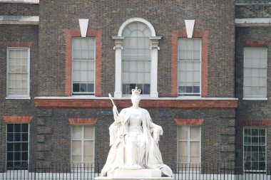 Londra şehir merkezinde bir bina.