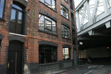 Londra şehir merkezinde bir bina.