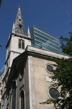 Londra şehir merkezinde bir bina.