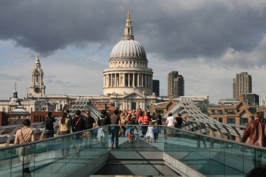 Londra şehir merkezinde bir bina.