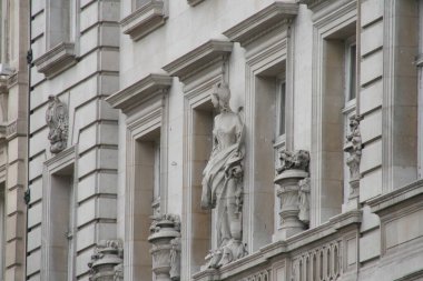 Londra şehir merkezinde bir bina.