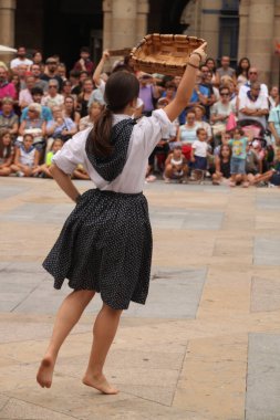 Halk festivalinde geleneksel bas dansı