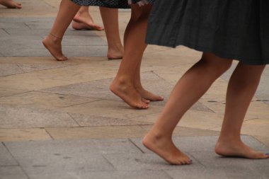 Halk festivalinde geleneksel bas dansı