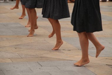 Halk festivalinde geleneksel bas dansı