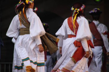 Halk festivalinde geleneksel bas dansı