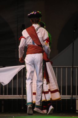 Halk festivalinde geleneksel bas dansı