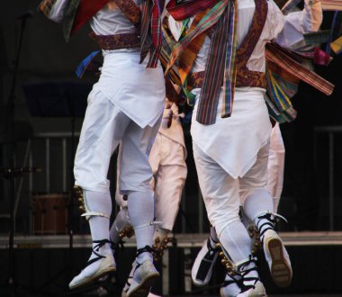 Halk festivalinde geleneksel bas dansı