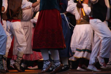 Halk festivalinde geleneksel bas dansı