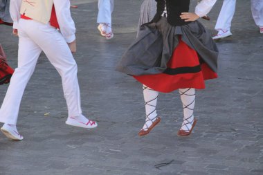 Halk festivalinde geleneksel bas dansı