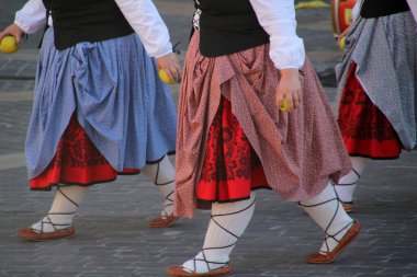 Halk festivalinde geleneksel bas dansı