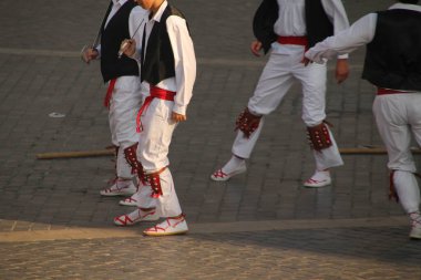 Halk festivalinde geleneksel bas dansı