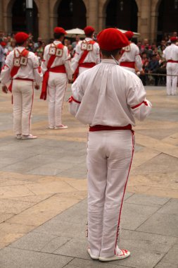 Halk festivalinde geleneksel bas dansı
