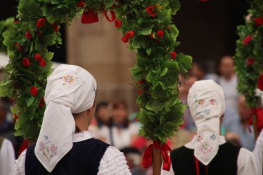 Halk festivalinde geleneksel bas dansı
