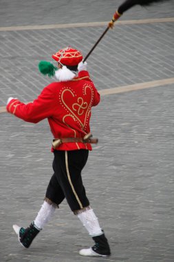 Geleneksel Bask dansı sokak festivalinde