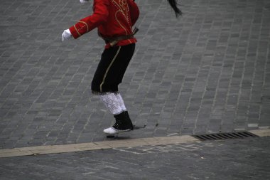 Geleneksel Bask dansı sokak festivalinde