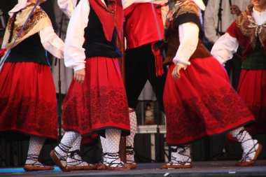 Geleneksel Bask dansı sokak festivalinde