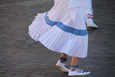 Geleneksel Bask dansı sokak festivalinde